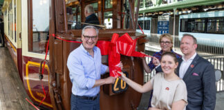 Historischer Kaiserwagen schwebt wieder durch Wuppertal Vor der Premierenfahrt: WSW-Vorstandsvorsitzender Markus Hilkenbach, Geschäftsführerin WSW mobil GmbH Sabine Schnake, Oberbürgermeisterin Miriam Scherff und WSW-Aufsichtsratsvorsitzender Benjamin Thunecke (v. l.). Foto: WSW/Frank Gleitsmann