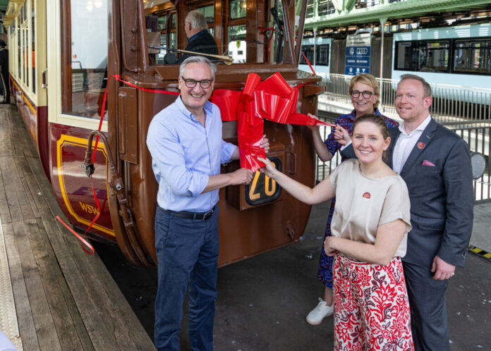 20260524_Kaiserwagenfahrt@WSW_FrankGleitsmann Vor der Premierenfahrt: WSW-Vorstandsvorsitzender Markus Hilkenbach, Geschäftsführerin WSW mobil GmbH Sabine Schnake, Oberbürgermeisterin Miriam Scherff und WSW-Aufsichtsratsvorsitzender Benjamin Thunecke (v. l.). Foto: WSW/Frank Gleitsmann