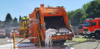 Feuer in Sperrmüllauto in Langenfeld Das Speziallöschsystem COBRA im Einsatz. Foto: FW Langenfeld