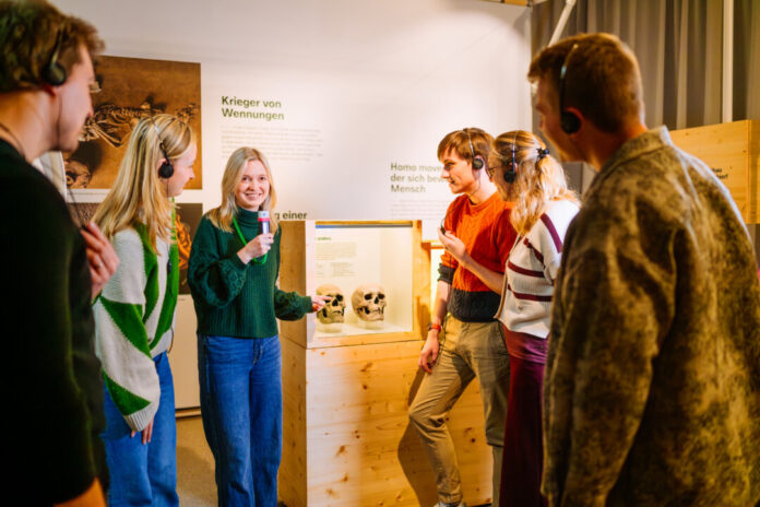 20260527_Führung Sonderausstellung Migration Mit Experteneinsichten geht es durch die Ausstellung. Foto: Museum