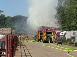 Ratingen: Halle mit Heuballen in Flammen Der Brand war mit reichlich Rauch verbunden. Foto: Feuerwehr Ratingen