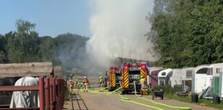 Ratingen: Halle mit Heuballen in Flammen Der Brand war mit reichlich Rauch verbunden. Foto: Feuerwehr Ratingen
