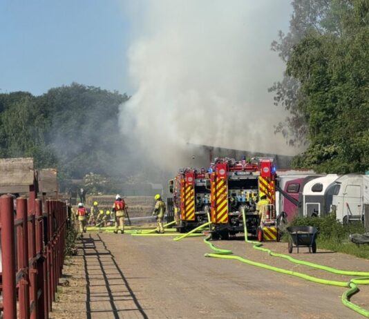 Ratingen: Halle mit Heuballen in Flammen Der Brand war mit reichlich Rauch verbunden. Foto: Feuerwehr Ratingen