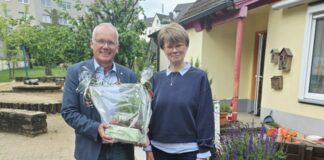 Martin Sträßer im Austausch mit Sabine Zeugpfang-Hüttel, Leiterin Katholische Kita St. Antonius in Tönisheide. Foto: Büro Martin Sträßer