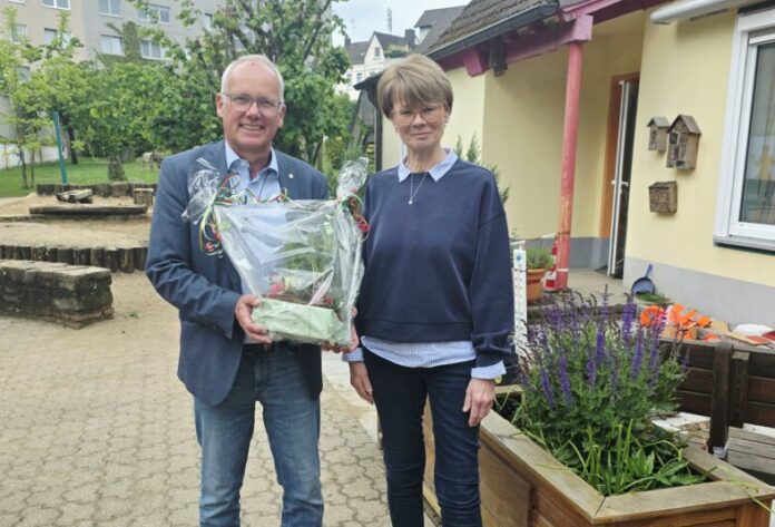 Martin Sträßer im Austausch mit Sabine Zeugpfang-Hüttel, Leiterin Katholische Kita St. Antonius in Tönisheide. Foto: Büro Martin Sträßer Martin Sträßer im Austausch mit Sabine Zeugpfang-Hüttel, Leiterin Katholische Kita St. Antonius in Tönisheide. Foto: Büro Martin Sträßer