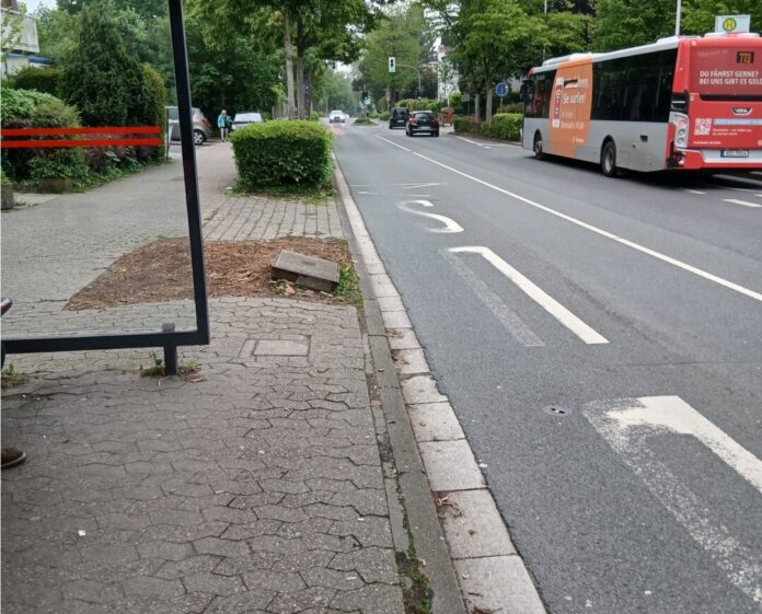 26-05-11_Gefahrenquelle Hösel Die Gefahrenabwehr an der Bushaltestelle Bergbusch ist der SPD ein Anliegen. Foto: SPD