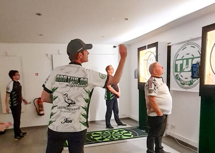 26-pm-da-0519 Ende Ligasaison Szenen des Spieltags beim Steel-Dart. Foto: TuS 08 Lintorf