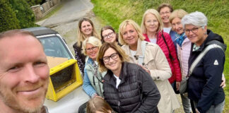 Bienen: Frauen Union zu Besuch bei Hobbyimker Jan Heinisch