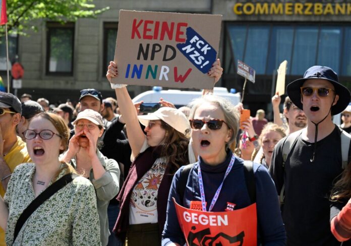 Proteste gegen rechtsextreme Demonstration An mehreren Stellen in der Stadt setzten Gegendemonstranten in Essen ein Zeichen gegen rechtsextreme Ideologien.