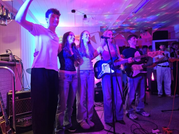 27DD34AC-AA77-47A6-8A4F-A097DD92B2BC Auf dem Foto sind von links nach rechts zu sehen: Linus Homering, Polly Harling, Johanna Lohmann, Jette Thüs und Miko Tewes.Foto: Band Truth‘n Dare
