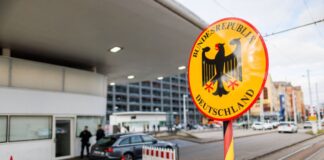 Verdächtiger Jahre nach Tat an Schweizer Grenze festgenommen Bundespolizisten haben in Weil am Rhein einen per Haftbefehl gesuchten Mann festgenommen. (Symbolbild)