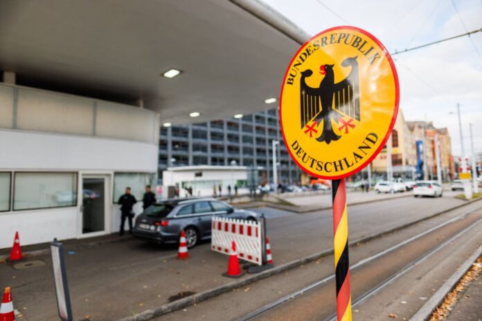 Grenzkontrolle an der Grenze zur Schweiz Bundespolizisten haben in Weil am Rhein einen per Haftbefehl gesuchten Mann festgenommen. (Symbolbild)