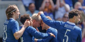 Die Bielefelder bejubeln den 1:0-Führungstreffer von Joel Grodowski (3.v.l).
