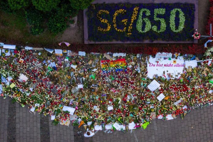 Weitere Ermittlungen nach Solingen-Anschlag Viele Menschen legten Blumen nieder. (Archivbild)