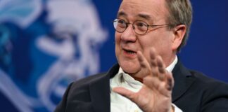 Laschet bleibt E-Scooter-Fan trotz Unfall Armin Laschet (CDU) trug nach seinem Unfall eine Armstütze. (Archivbild)