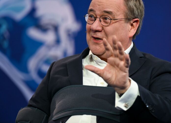 Armin Laschet Armin Laschet (CDU) trug nach seinem Unfall eine Armstütze. (Archivbild)