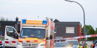 Nach tödlichem Messerangriff: Polizei hat Tatverdächtigen Einsatzkräfte am Tatort. Für den 40-Jährigen kam jede Hilfe zu spät.