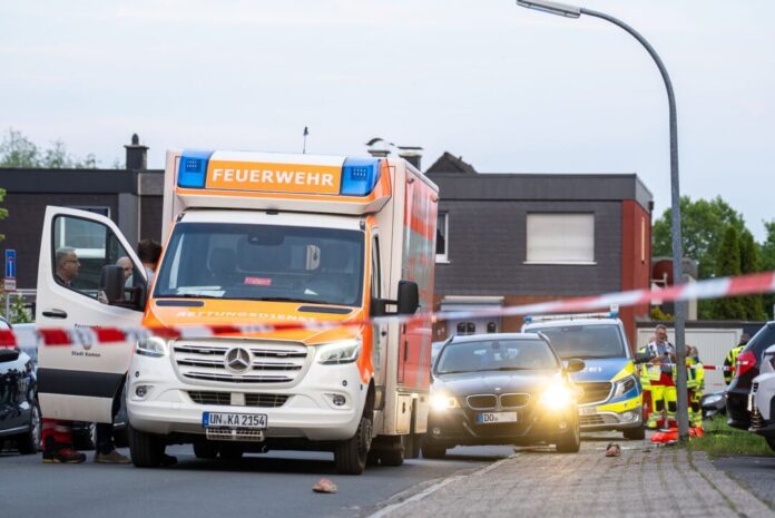Mann bei Streit in Bergkamen getötet Einsatzkräfte am Tatort. Für den 40-Jährigen kam jede Hilfe zu spät.