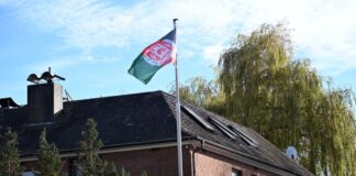 Nach Eklat: Afghanisches Konsulat vergibt Praktikumsstellen Praktikum zu vergeben: Beim afghanischen Generalkonsulat können sich Studierende, Absolventen und Interessierte bewerben. Auch nach der Machtübernahme der Taliban hing dort noch die alte afghanische Flagge und nicht das Banner der Islamisten. (Archivbild)