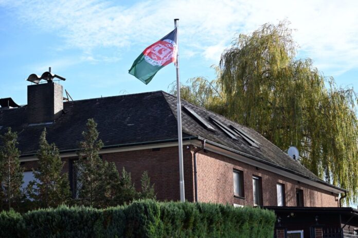 Afghanisches Konsulat in Bonn Praktikum zu vergeben: Beim afghanischen Generalkonsulat können sich Studierende, Absolventen und Interessierte bewerben. Auch nach der Machtübernahme der Taliban hing dort noch die alte afghanische Flagge und nicht das Banner der Islamisten. (Archivbild)