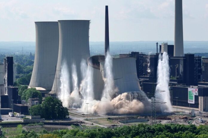 Sprengung von zwei 114 Meter hohen Kühltürmen Ein Knall und wieder ist ein Teil von einem Kohlekraftwerk Geschichte: In Gelsenkirchen sind zwei Kühltürme eines alten Kraftwerks gesprengt worden.