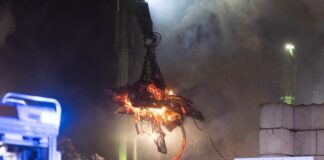 Feuerwehr löscht brennenden Metallschrotthaufen Die Nachlöscharbeiten dauerten bis in den Morgen.