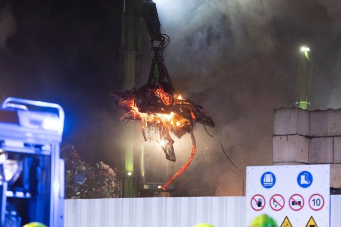 Feuerwehr löscht brennenden Metalllschrotthaufen Die Nachlöscharbeiten dauerten bis in den Morgen.