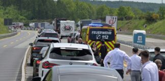 Polizei ermittelt weiter zur Ursache von Flugzeug-Absturz Hinter der Unfallstelle bildete sich ein Stau. In diesem befand sich auch eine Hochzeitsgesellschaft. (Archivbild von Samstag)