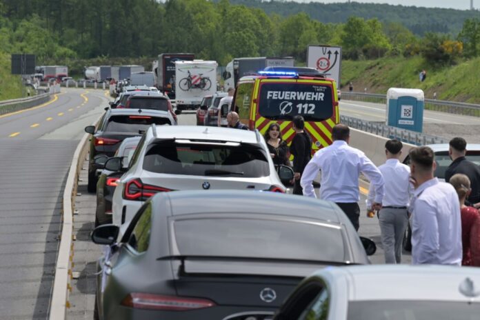 Segelflugzeug stürzt auf A45 - Stau Hinter der Unfallstelle bildete sich ein Stau. In diesem befand sich auch eine Hochzeitsgesellschaft. (Archivbild von Samstag)