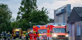 Großeinsatz: Behälter mit unbekannten Stoffen gefunden Von Sonntagabend bis in den Morgen waren zahlreiche Einsatzkräfte vor Ort.