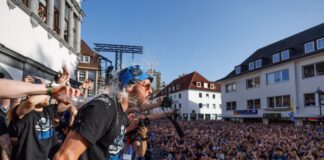 Paderborner Aufstiegsparty: «Gefühlt 500 Mann in der Kabine» Der SC Paderborn feiert auch am Tag nach dem Aufstieg ausgelassen.