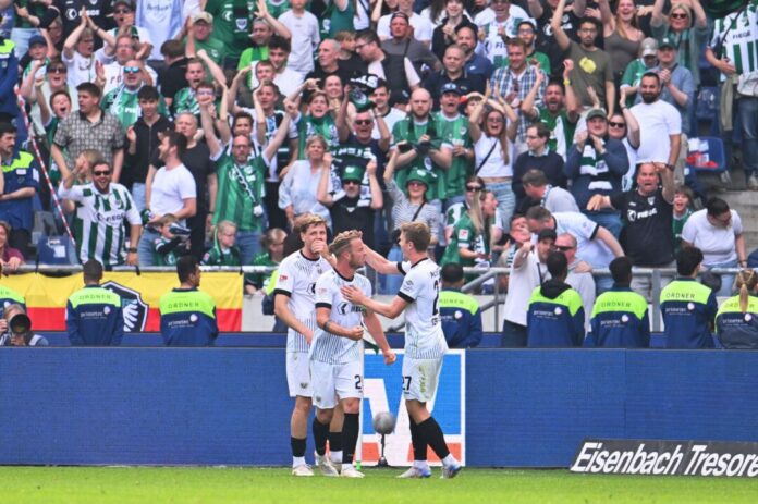Hannover 96 - Preußen Münster Münsters Spieler bejubeln das Tor zum 3:3 in Hannover.