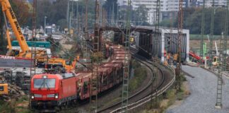 Nach 80 Wochen: Bahnstrecke am Niederrhein ist wieder frei Die Strecke zwischen Emmerich und Oberhausen wird für den internationalen Güterverkehr ausgebaut. (Archivbild)