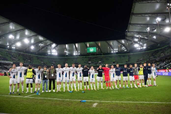 SC Paderborn 07 - VfL Wolfsburg Paderborner Freude über das 0:0 in Wolfsburg.