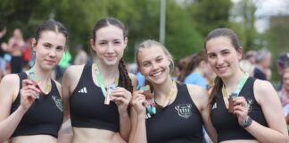 DM-Ticket gelöst: Ratinger U20-Staffel glänzt zum Saisonstart Feiern ihren sportlichen Erfolg: Helene Onischke, Sarah Speckenbach, Maren Freitag und Lea Ost. Foto: Dirk Gantenberg/TVR