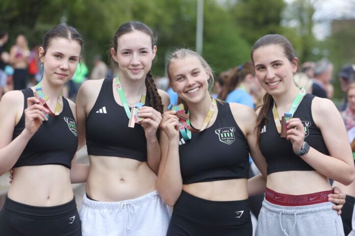 4x 400m WJU20 II_2026_Regio 04_2026 Feiern ihren sportlichen Erfolg: Helene Onischke, Sarah Speckenbach, Maren Freitag und Lea Ost. Foto: Dirk Gantenberg/TVR