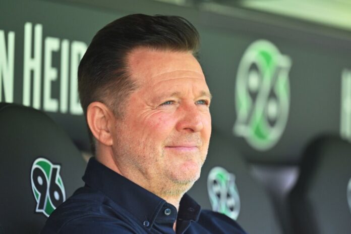 Trainer Christian Titz von Hannover 96 Weiter zuversichtlich: Hannovers Trainer Christian Titz.