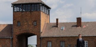 Wüst erstmals in Auschwitz – «Die Herzen erreichen» Drei Stunden Zeit nahm sich Wüst für den Rundgang durch das Vernichtungslager.