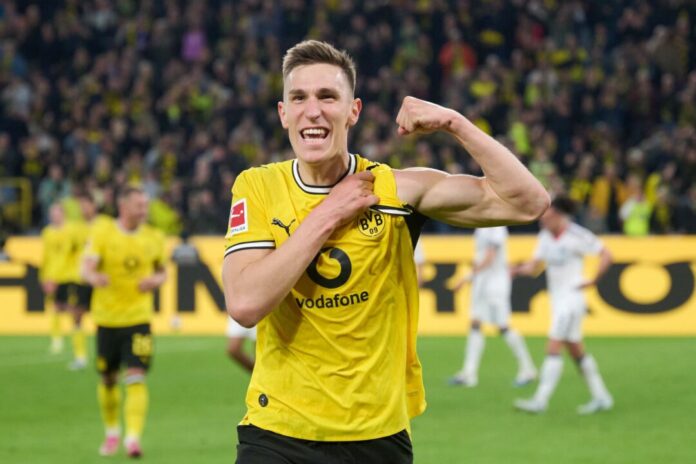 Borussia Dortmund - Eintracht Frankfurt Nico Schlotterbeck jubelt über seinen Treffer zum 2:1.