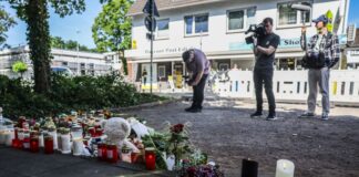 Nach Unfall mit toten Schülern Schweigeminute in Dinslaken Zahlreiche Kerzen und Blumen an der Unfallstelle - am Freitagmorgen gibt es eine Schweigeminute.