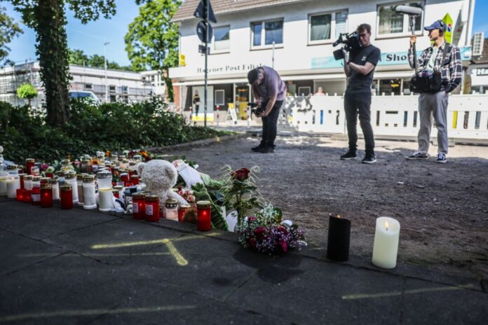 Nach schwerem Unfall vor Schule in Dinslaken Zahlreiche Kerzen und Blumen an der Unfallstelle - am Freitagmorgen gibt es eine Schweigeminute.