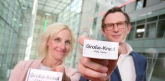 Zufall im Justizgebäude: Zwei Sprecher, ein seltener Name Svenja und Daniel haben einen gemeinsamen Nachnamen: Große-Kreul. Beide sind Pressedezernentin und arbeiten im selben Gebäude in Hamm.