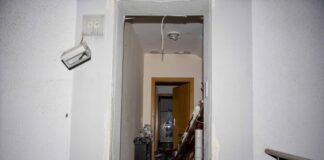Explosion gemeldet – Polizei findet zerstörte Haustür Die Eingangstür ist völlig zerstört.