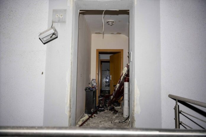 Explosion gemeldet in Mühlheim Die Eingangstür ist völlig zerstört.