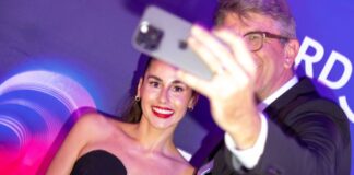 Sarah Engels - hier neben Kulturstaatsminister Wolfram Weimer - kämpft um eine gute Platzierung beim ESC. 
