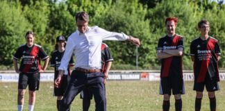 Wüst reist nicht zur WM – glaubt aber an den Sieg Ministerpräsident Hendrik Wüst (CDU) spielte als junger Mann Handball, schoss bei einem Termin aber auch schon einen Elfmeter (Archivfoto)