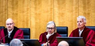 Klagen gegen NRW-Krisenfonds: Entscheidung fällt Ende Juni Präsidentin Barbara Dauner-Lieb (M.) und ihre Richterkollegen Dirk Gilberg und Gereon Wolters (r.) diskutierten mit den Vertretern der Kläger über die Verfassungsmäßigkeit des Sondervermögens.