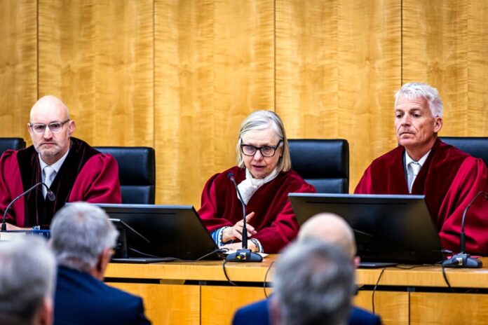 Verfassungsgericht prüft NRW-Sondervermögen für Ukraine Präsidentin Barbara Dauner-Lieb (M.) und ihre Richterkollegen Dirk Gilberg und Gereon Wolters (r.) diskutierten mit den Vertretern der Kläger über die Verfassungsmäßigkeit des Sondervermögens.