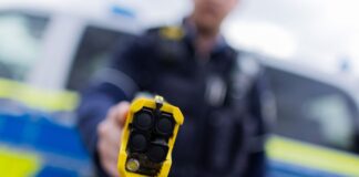 Taser-Einsätze in NRW gehen zurück Ein Polizist hält einen Taser in den Händen (Archivfoto)