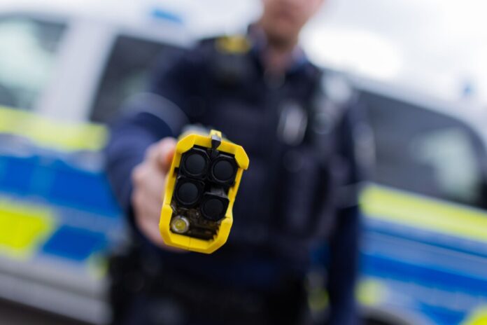 Taser Ein Polizist hält einen Taser in den Händen (Archivfoto)